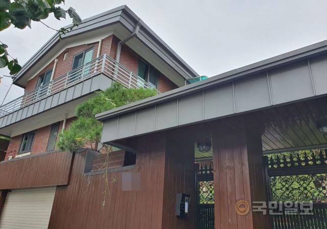 윤석열 전 검찰총장 부친이 2019년 김만배씨 누나에게 매매한 연희동 주택. 강보현 기자