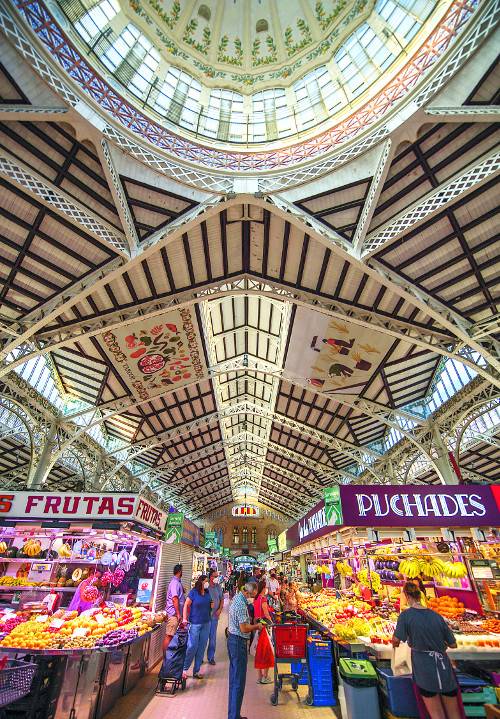 식자재·특산물 가게, 레스토랑 등을 갖춘 중앙시장.