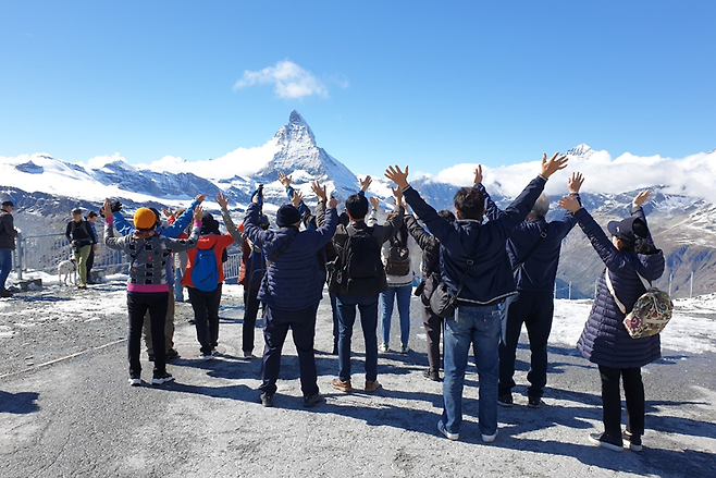 지난 21일 관광객들이 스위스 고르너그라트 전망대에서 마테호른을 바라보며 환호하는 모습. [사진 = 롯데관광 제공]