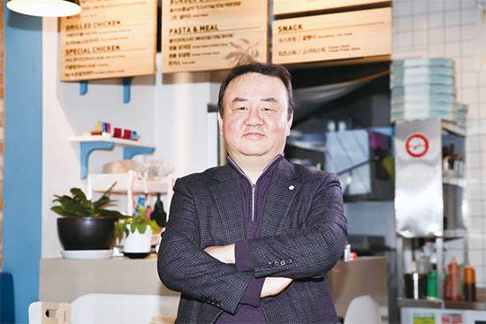 남승우 BBQ 점주는 BBQ 매장 13개에서 연매출 100억원을 올리는 메가 프랜차이지다. <BBQ 제공>