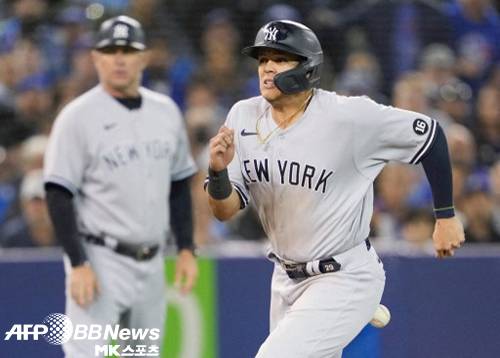 5회초 지오 우르쉘라가 앤소니 리조의 안타 때 홈으로 들어오고 있다. 사진(캐나다 토론토)=ⓒAFPBBNews = News1