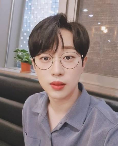 가수 안성훈이 훈훈한 인증샷을 공개했다. 사진=안성훈 SNS