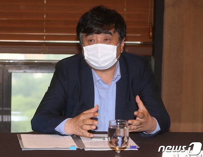 한상혁 방송통신위원회 위원장이 18일 서울 중구 프레스센터에서 웨이브, 티빙, 시즌, 왓챠 등 국내 OTT 대표 사업자와 간담회를 하고 있다. (방송통신위원회 제공) 2020.8.18/뉴스1