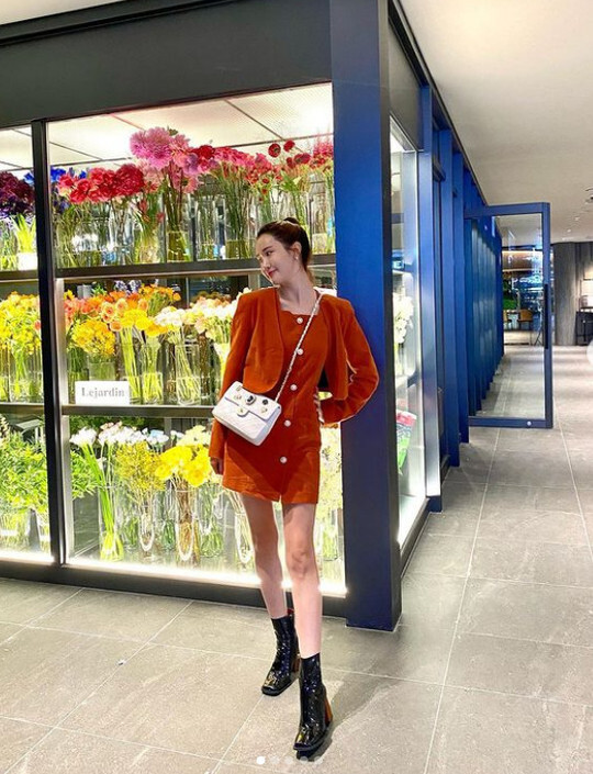 Actor Lee Da-hae has released a more beautiful recent situation for Autumn.Lee Da-hae posted a picture on September 29th on Instagram with an article entitled Jamsil-dong Date I just got a compliment when I ate delicious rice.Lee Da-hae in the public photo poses in front of a flower shop run by an acquaintance.Wearing a red dress, Lee Da-hae is eye-catching, boasting a beauty that is not far behind even among the colorful flowers.Group Tiara Hyomin also praised the costume as Wow sister.Meanwhile, Lee Da-hae has been in public love with Seven since 2016.Lee Da-hae is reviewing his next film since the SBS drama Good Witch which appeared in 2018.