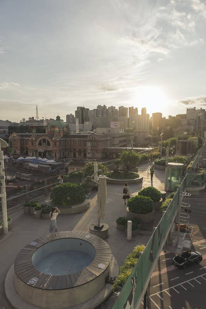 [서울=뉴시스] 연극 '코오피와 최면약'. 2021.09.29. (사진 = 국립극단 제공) photo@newsis.com