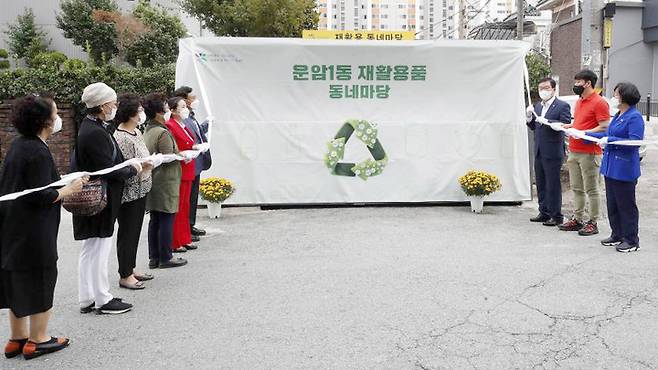 [광주=뉴시스] 변재훈 기자 = 광주 북구 운암1동 행정복지센터는 쓰레기 분리 배출 활성화를 위해 황계로 상가 골목에 재활용품 분리수거함을 설치·운영한다고 29일 밝혔다. (사진=광주 북구 제공) 2021.09.29. photo@newsis.com *재판매 및 DB 금지