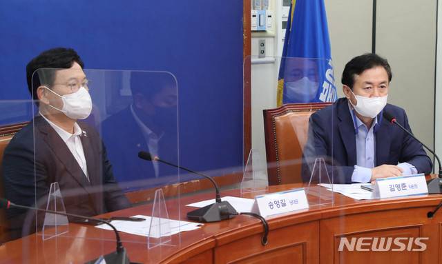 [서울=뉴시스] 최동준 기자 = 23일 서울 여의도 국회에서 열린 더불어민주당 부울경 메가시티 비전위원회 1차 회의에서 김영춘 위원장이 발언하고 있다. (공동취재사진) 2021.08.23. photo@newsis.com