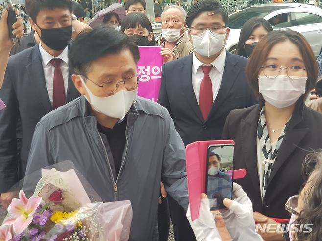 [대구=뉴시스] 정창오 기자=국민의힘 대선주자인 황교안 전 국무총리가 29일 오후 대구의 가장 큰 전통시장인 중구 서문시장을 방문해 지지자들로부터 꽃다발을 받고 있다. 2021.09.29. jco@newsis.com