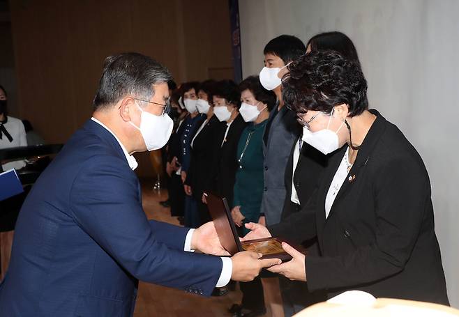 박일호 시장이 유공자를 표창하고 있다   *재판매 및 DB 금지