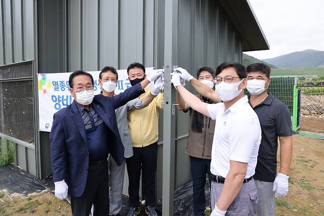 양비둘기 연방사장 관계자들이 기념사진을 찍고 있다. (사진=국립생태원 멸종위기종복원센터 제공) *재판매 및 DB 금지