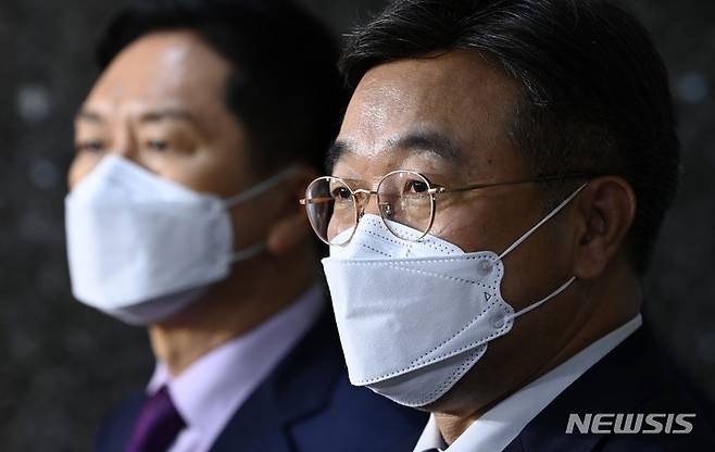 [서울=뉴시스] 최동준 기자 = 윤호중 더불어민주당 원내대표가 29일 서울 여의도 국회에서 언론중재법 관련 회동을 마치고 취재진 질문에 답변하고 있다. (공동취재사진) 2021.09.29. photo@newsis.com