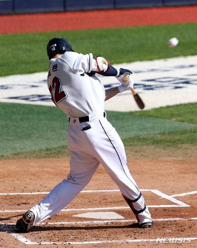 [서울=뉴시스] 추상철 기자 = 12일 오후 서울 송파구 잠실야구장에서 열린 2021 신한은행 SOL KBO리그 LG 트윈스와 두산베어스의 경기. 1회말 2아웃 주자 2루 상황에서 두산 김재환이 1타점 2루타를 때리고 있다. 2021.09.12. scchoo@newsis.com