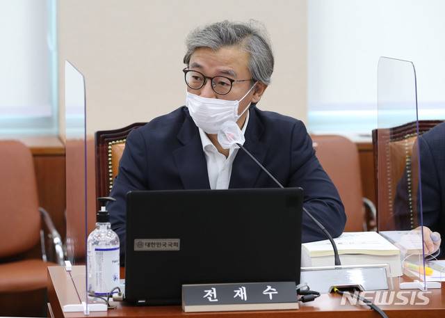 [서울=뉴시스] 김선웅 기자 = 전재수 더불어민주당 의원이 19일 서울 여의도 국회에서 열린 정무위원회의 경제.인문사회연구회 등에 대한 국정감사에서 질의하고 있다. (공동취재사진) 2020.10.19.  photo@newsis.com