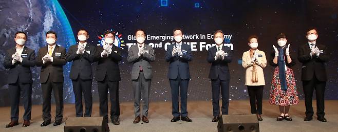 29일 전주 라한호텔에서 열린 제2회 지니포럼 개막식에서 송하진 전라북도지사와 김승수 전주시장 등 참석자들이 기념촬영을 하고 있다. 전북도 제공