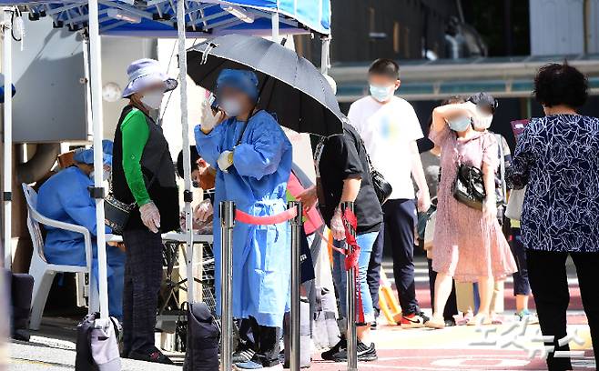 코로나19 선별진료소에서 의료진이 시민들을 안내하고 있다. 황진환 기자