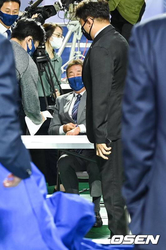 [OSEN=박준형 기자] 28일 오후 서울 잠실학생체육관에서 2021 KBL 신인선수 드래프트가 진행됐다.드래프트가 끝나고 KCC에 지명된 김동현 아버지 김승기 감독이 전창진 감독과 이야기를 나누고 있다 . 2021.09.28 / soul1014@osen.co.kr