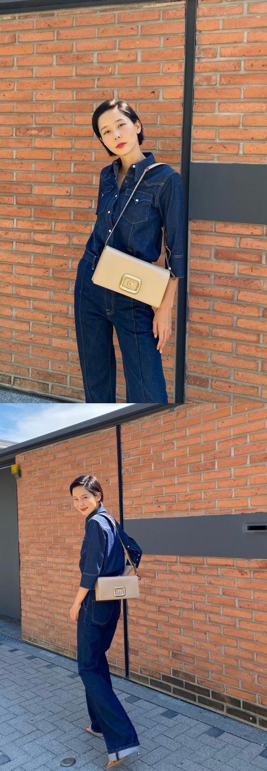 Broadcaster Kim Na-young showed off his Model-like visualsKim Na-young posted several photos on his personal instagram on the 29th with an article entitled Sunshine Day.Kim Na-young in the public photo is showing a so-called Cheongcheong fashion and is showing off a sophisticated visual with a short cut set neatly in RED lip.Kim Na-young, known as the height of 170cm, boasts a superior body ratio of 8th grade, and the slender figure that surpasses Model is admirable.Fans who have seen this are responding such as All Time Wannabe, Model no matter what you wear, I wonder if there is anyone else who is so innocent in Cheongcheong and Meanwhile Kim Na-young is now raising her two sons alone after divorcing her ex in 2019.Currently, he is appearing on JTBC entertainment program Brave Solo Childcare - I raise him and shares his single mom routine.Kim Na-young SNS