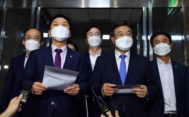 ▲더불어민주당 윤호중 원내대표와 국민의힘 김기현 원내대표가 29일 서울 여의도 국회에서 국회 언론미디어제도개선 특별위원회를 구성해 언론중재법 개정안을 재논의하는 내용의 합의문을 발표하고 있다. ⓒ연합뉴스