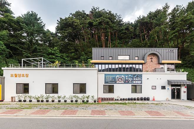 세련된 현대식 건물인 모월양조장 전경.