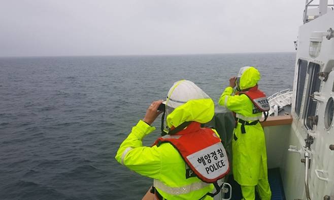 군산해경이 여객선 탑승자 실종자 수색을 벌이고 있다. 뉴스1
