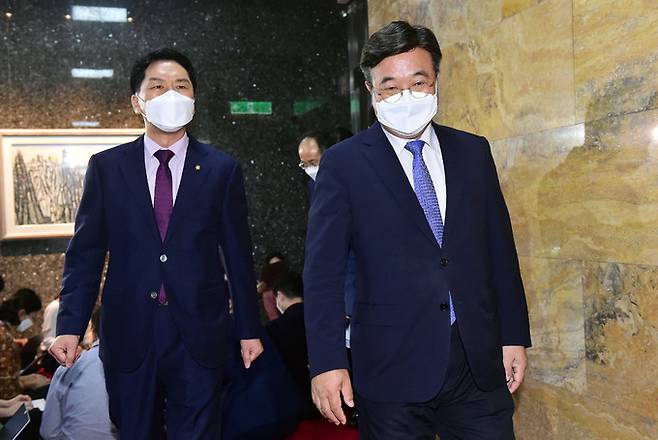 더불어민주당 윤호중 원내대표(오른쪽 부터)와 국민의힘 김기현 원내대표가 29일 서울 여의도 국회 의장실에서 언론중재법과 관련해 박병석 국회의장과 회동한 뒤 굳은 표정으로 의장실을 나서고 있다.&nbsp; &nbsp;국회사진기자단