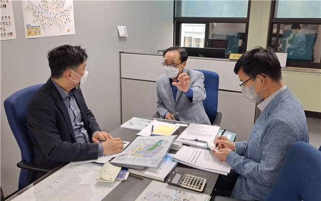 마곡 마이스(MICE) 복합단지 관련해 서울주택도시공사 마곡위례사업처 마곡사업부장(왼쪽) 및 서울시 서부권사업과 개발지원팀장(오른쪽)과 간담회 중인 김용연 의원.