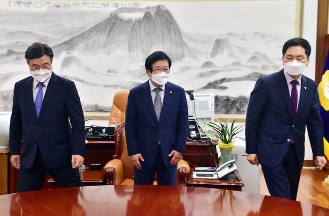 박병석 국회의장과 윤호중 더불어민주당 원내대표, 김기현 국민의힘 원내대표가 29일 국회 의장실에서 국회의장 주재 언론중재법 관련 회동에서 기념촬영을 마친 후 자리로 향하고 있다. 국회사진기자단