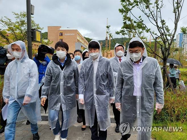 대장동 개발 특혜 의혹 현지 조사하는 이준석 대표 (성남=연합뉴스) 국민의힘 이준석 대표가 29일 오전 경기 성남시 분당구 대장동에서 원주민들과 함께 대장동 개발 특혜 의혹 현지 조사를 하고 있다 2021.9.29 [국회사진기자단] toadboy@yna.co.kr