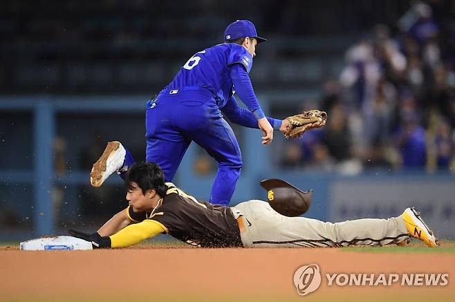 도루 성공하는 김하성 (로스앤젤레스 USA투데이스포츠/로이터=연합뉴스) 샌디에이고 파드리스 내야수 김하성이 29일(한국시간) 미국 캘리포니아주 로스앤젤레스 다저스타디움에서 열린 메이저리그 로스앤젤레스 다저스와의 방문경기에 대주자로 출전해 2루 도루에 성공하고 있다.