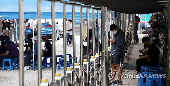 코로나19 검사 대기 중 (서울=연합뉴스) 한상균 기자 = 29일 오후 관악구보건소 선별검사소 모습. 중앙방역대책본부는 이날 0시 기준 총 신규 확진자는 2천885명이라고 밝혔다. 2021.9.29 xyz@yna.co.kr