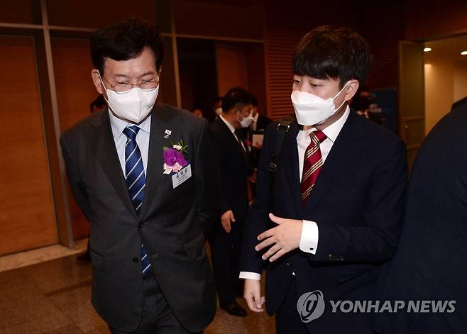 대화하는 송영길 대표와 이준석 대표 (서울=연합뉴스) 사진은 더불어민주당 송영길 대표(왼쪽)와 국민의힘 이준석 대표가 지난 8일 서울시 중구 대한상공회의소 국제회의장에서 열린 헤럴드기업포럼에서 대화하고 있는 모습. [국회사진기자단]