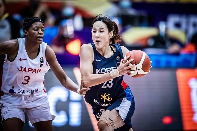 일본과 경기에서 돌파를 시도하는 김단비(오른쪽) [FIBA 제공. 재판매 및 DB 금지]