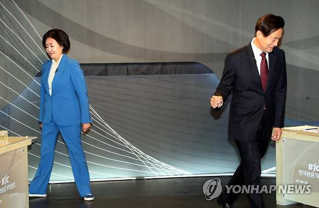 방송토론 준비하는 박영선 오세훈 (서울=연합뉴스) 더불어민주당 박영선 서울시장 후보(왼쪽)와 국민의힘 오세훈 서울시장 후보가 2021년 4월 5일 서울 양천구 목동 예총회관에서 열린 한국방송기자클럽 초청 서울시장 보궐선거 후보자 토론회에서 인사를 나눈 뒤 자리로 돌아가고 있다.  2021.9.29.  [국회사진기자단] zjin@yna.co.kr