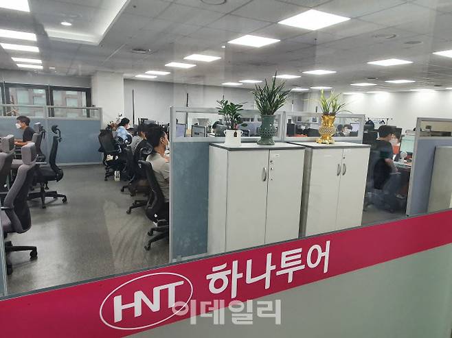 코로나19 백신 접종자 증가로 일상 회복 속도가 빨라지는 가운데 하나투어가 이달 1일부터 전직원 정상근무 체제에 돌입한다. (사진=하나투어)