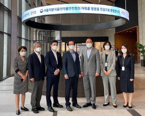 ▲28일 서울 강서구 아워홈 마곡식품연구원에 서울지방식품의약품안정청 방문을 맞아 김영균(왼쪽 네번째) 서울지방식약청장과 김태준(오른쪽 세번째) 아워홈 사장 등주요 관계자들이 기념촬영을 하고 있다.(사진=아워홈)