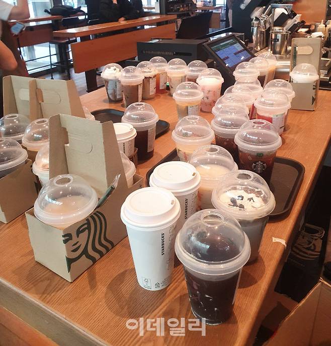 ‘리유저블컵 데이’가 진행된 지난 28일 서울 중구의 한 스타벅스 매장에서 픽업을 기다리고 있는 음료 모습(사진=김보경 기자)