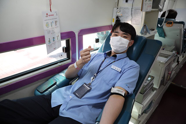 박성훈 기관사가 헌혈에 참여하는 모습 (사진제공=공항철도)
