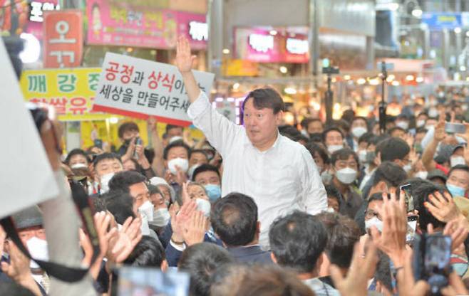9월 17일 포항 방문 당시 마스크를 쓰지 않고 유세 활동하는 윤석열 후보. 사진=뉴스1