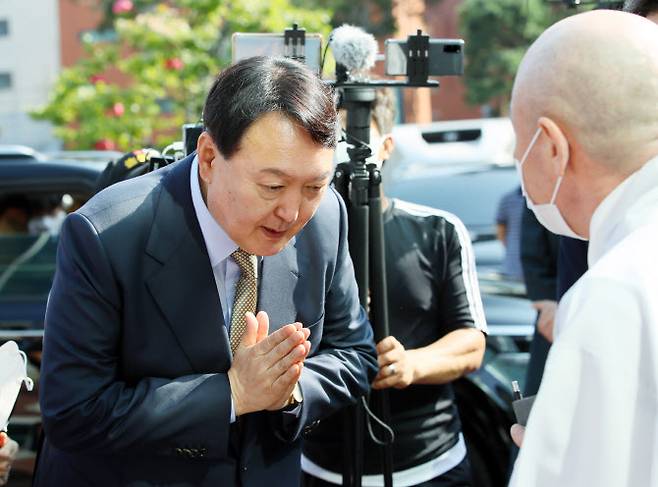 윤석열 국민의힘 대선 경선 후보가 30일 서울 종로구 한국불교역사문화기념관에서 조계종 스님들과 합장인사하고 있다. 마스크 착용을 잊은 윤 후보는 인사 후 곧장 수행원이 건넨 마스크를 착용했다. 사진=뉴시스