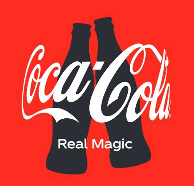 새 슬로건 리얼매직과 이를 감싸는 듯 입체적인 모양으로 그린 ‘Coca-cola’ 허그 로고.(사진=코카콜라)