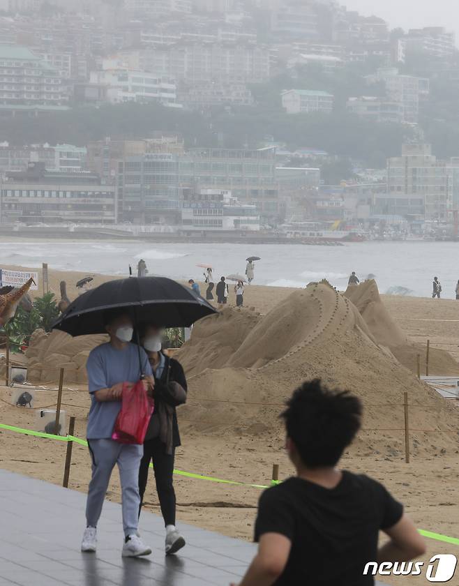 부산 해운대해수욕장을 찾은 시민, 관광객들이 우산을 쓰고 해운대를 걷고 있다. 2021.5.18/뉴스1 © News1 여주연 기자