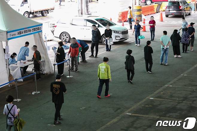 29일 서울 송파구 가락시장에 설치된 선별진료소에서 시장 상인 등 시민들이 검사를 받기 위해 줄을 서있다. 2021.9.29/뉴스1 © News1 성동훈 기자