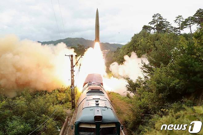 (평양 노동신문=뉴스1) = 북한이 지난 15일 철도기동미사일연대 검열사격 훈련을 진행했다. [국내에서만 사용가능. 재배포 금지. DB 금지. For Use Only in the Republic of Korea. Redistribution Prohibited] rodongphoto@news1.kr