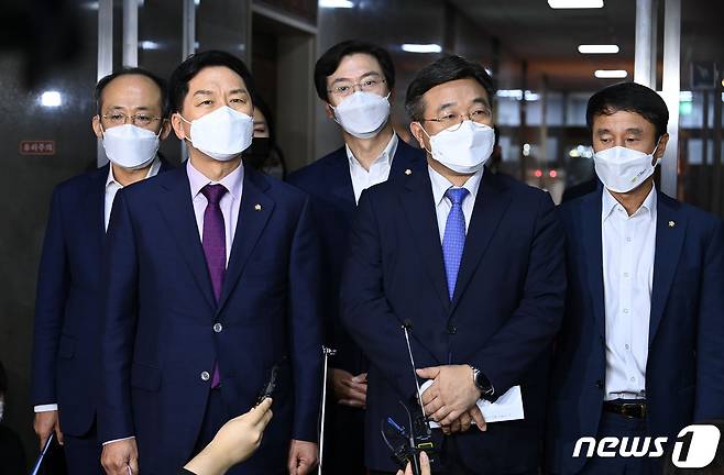 윤호중 더불어민주당 원내대표와 김기현 국민의힘 원내대표가 29일 오후 서울 여의도 국회에서 박병석 국회의장 주재로 열린 언론중재법 관련 여야 원내대표 회동을 마친 뒤 취재진의 질문에 답하고 있다. 2021.9.29/뉴스1 © News1 구윤성 기자