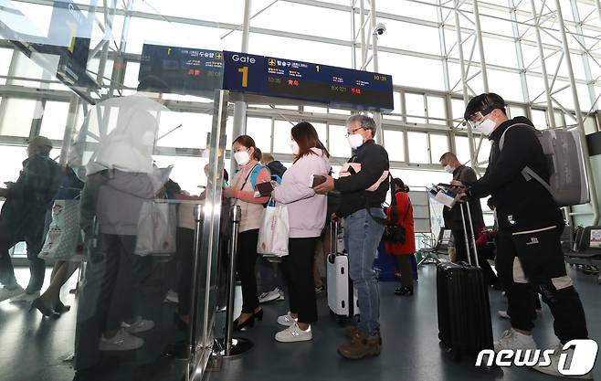 부산 강서구 김해국제공항 국제선이 이용객들로 북적이고 있다.2020.10.15/뉴스1 © News1 여주연 기자