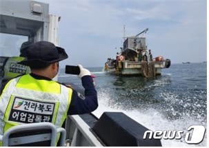 전북도가 10월 한 달 동안 해상 및 육상에서 불법어업 집중단속을 실시한다.(전북도 제공)/© 뉴스1