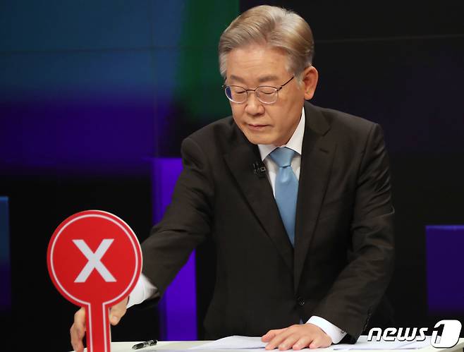 이재명 더불어민주당 대선 예비후보가 30일 서울 중구 TV조선에서 열린 방송토론회를 준비하고 있다. 2021.9.30/뉴스1 © News1 국회사진취재단