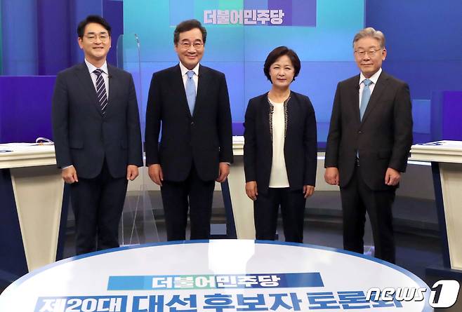 더불어민주당 대선 예비후보들이 30일 오후 서울 중구 TV조선에서 열린 방송토론회를 앞두고 기념촬영을 하고 있다. 왼쪽부터 박용진, 이낙연, 추미애, 이재명 후보. 2021.9.30/뉴스1 © News1 국회사진취재단