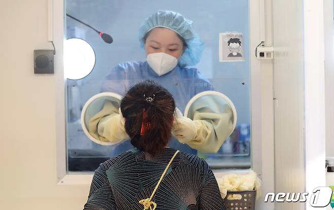 서울 중구 보건소 신종 코로나바이러스 감염증(코로나19) 선별진료소에서 의료진이 검체 채취를 하고 있다.© News1 황기선 기자