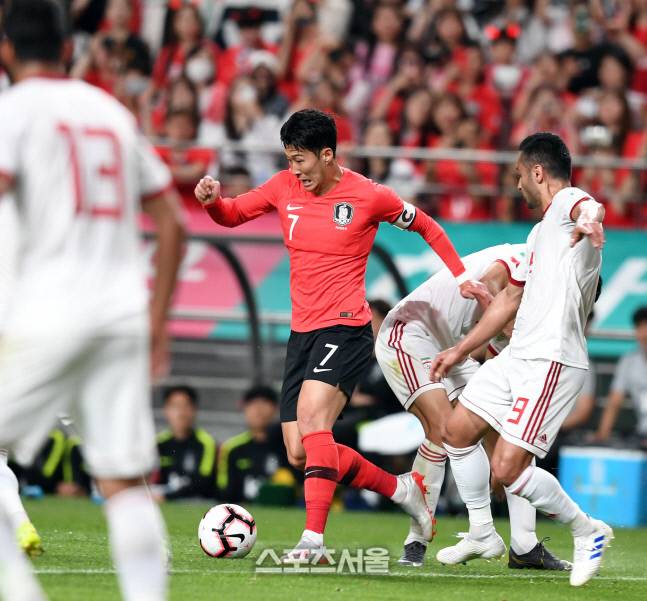 손흥민이 지난 2019년 6월11일 서울월드컵경기장에서 치른 이란전에서 상대 수비를 따돌리며 드리블하고 있다. 스포츠서울DB